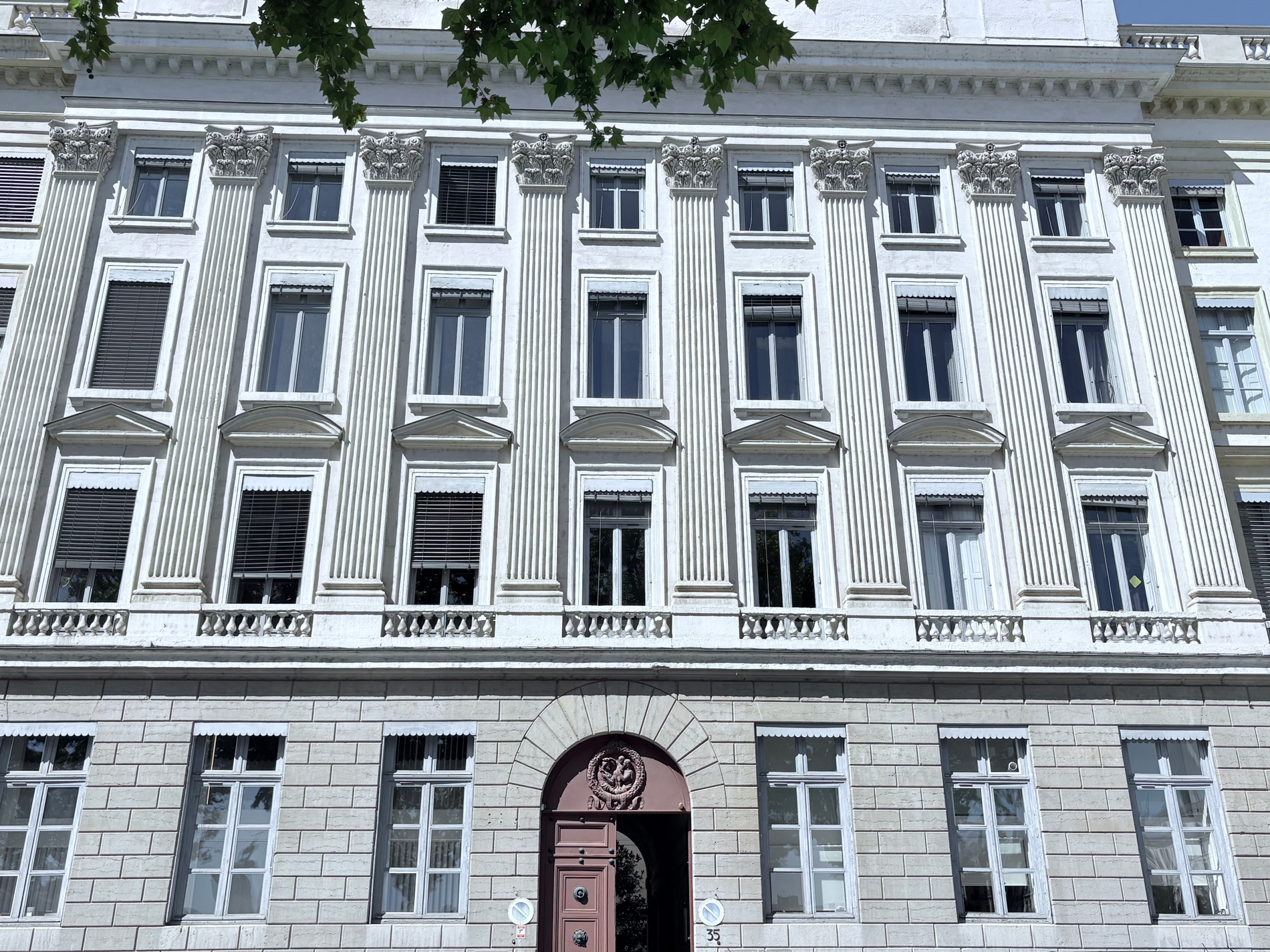 SCM Bellecour : 35 place Bellecour Lyon 2